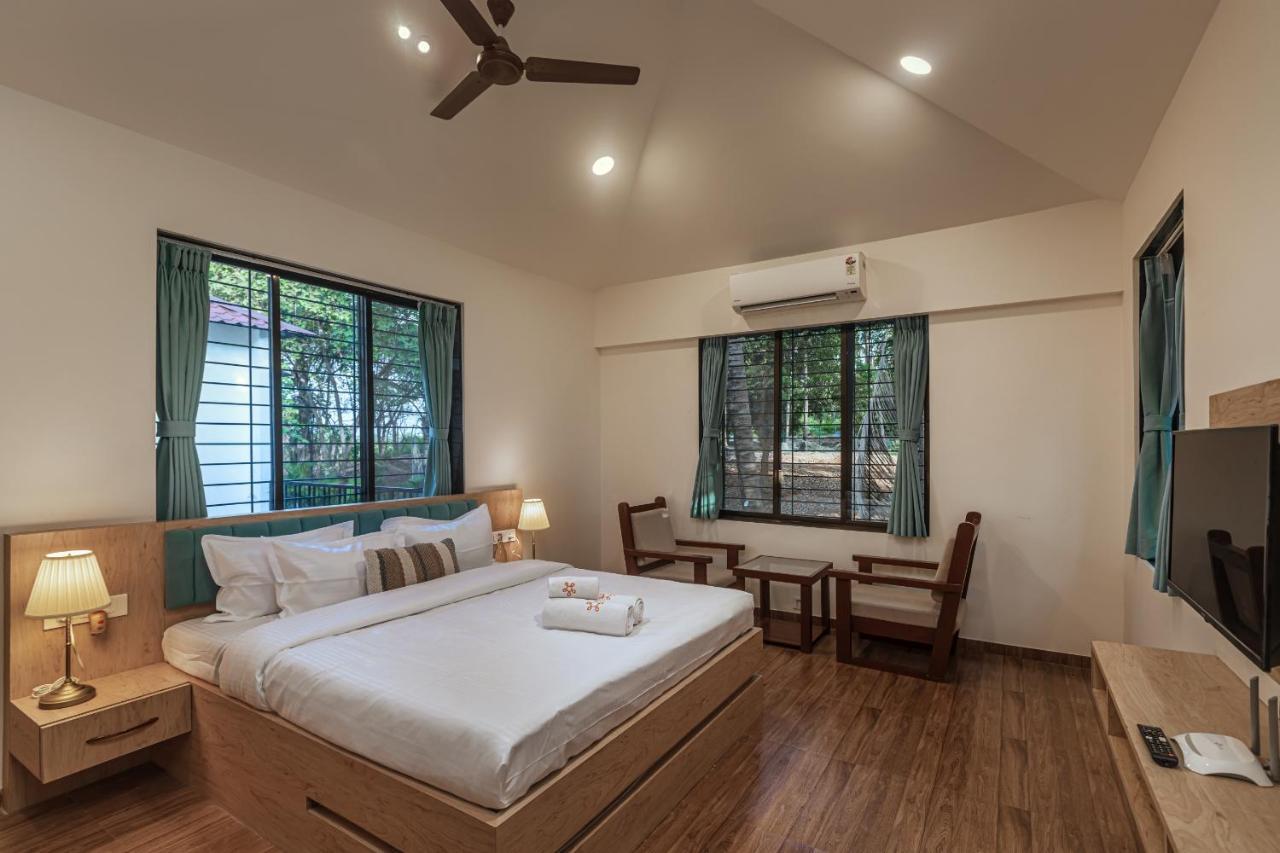 Saffronstays Riverfront Manor, 5-Bdr Pool Villa By Pej River Карджат Экстерьер фото