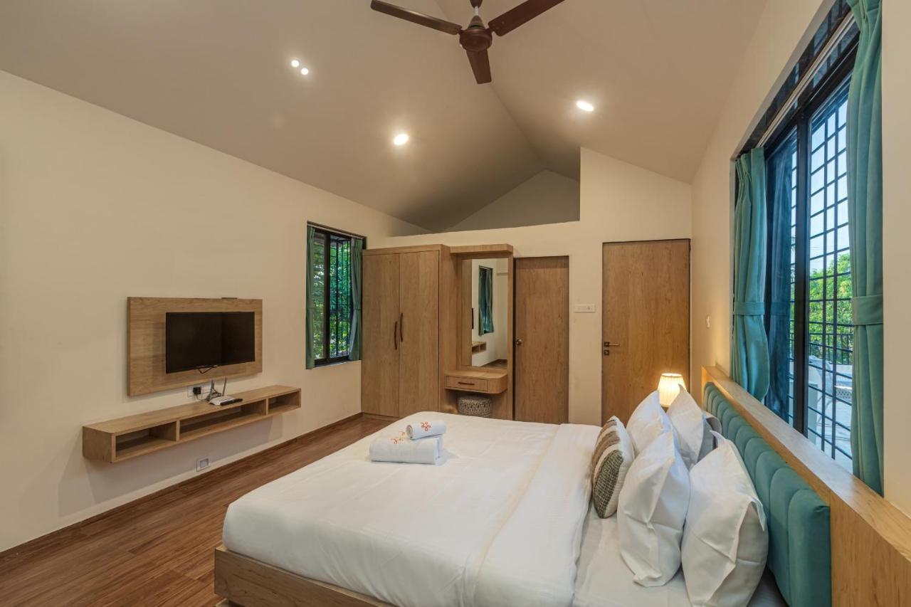 Saffronstays Riverfront Manor, 5-Bdr Pool Villa By Pej River Карджат Экстерьер фото