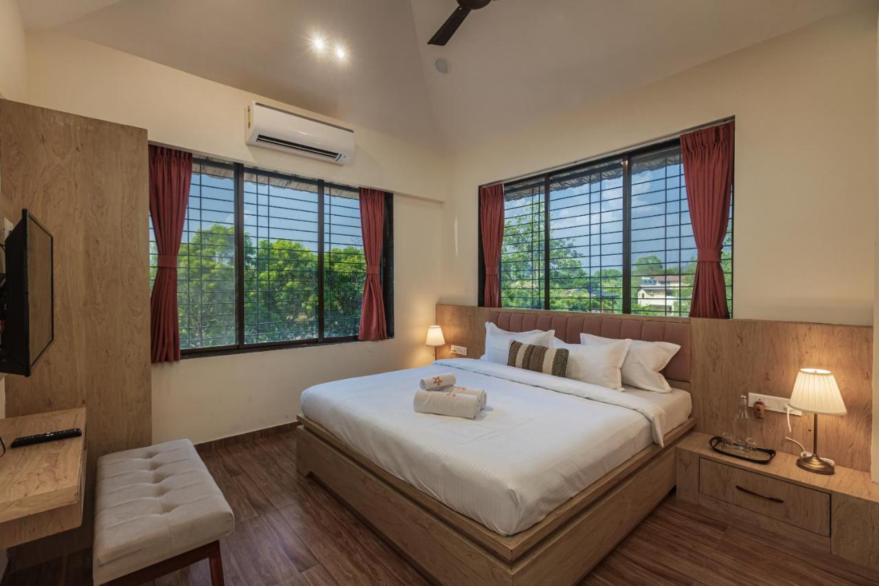 Saffronstays Riverfront Manor, 5-Bdr Pool Villa By Pej River Карджат Экстерьер фото